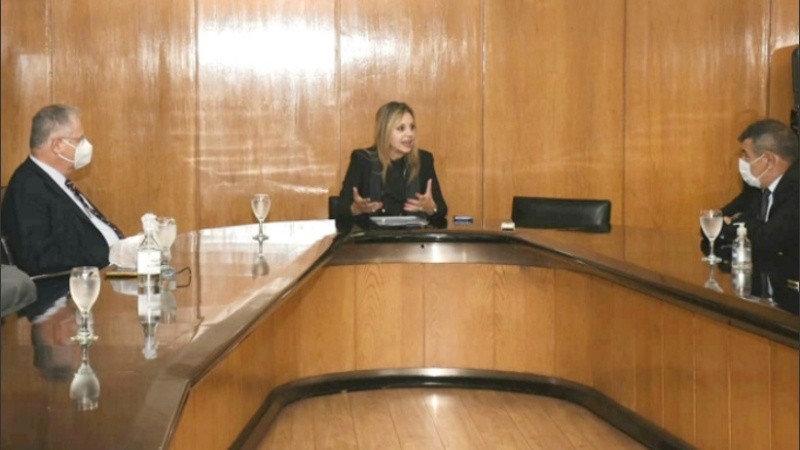 El encuentro encabezado por la senadora María de los Ángeles Sacnun.