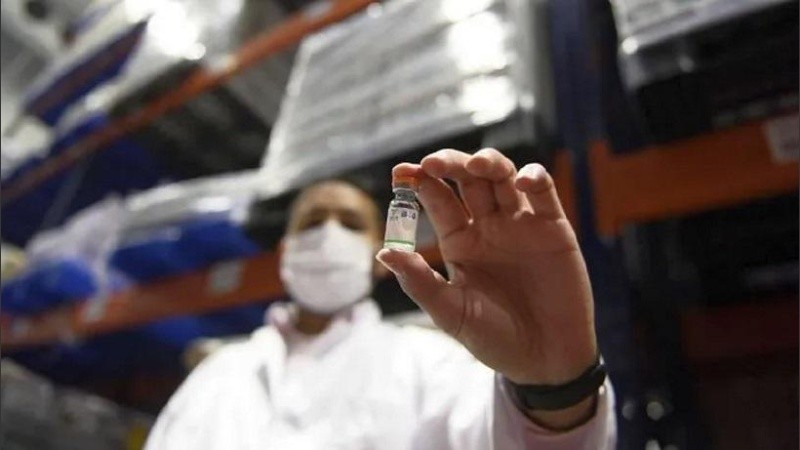 De acuerdo al informe de Anmat, la vacuna china tiene una eficacia del 78,89% en los adultos mayores.