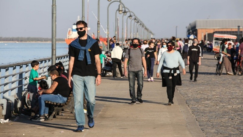 Las reuniones sociales sólo se podrán realizar en espacios públicos al aire libre y con un topo de 20 personas.
