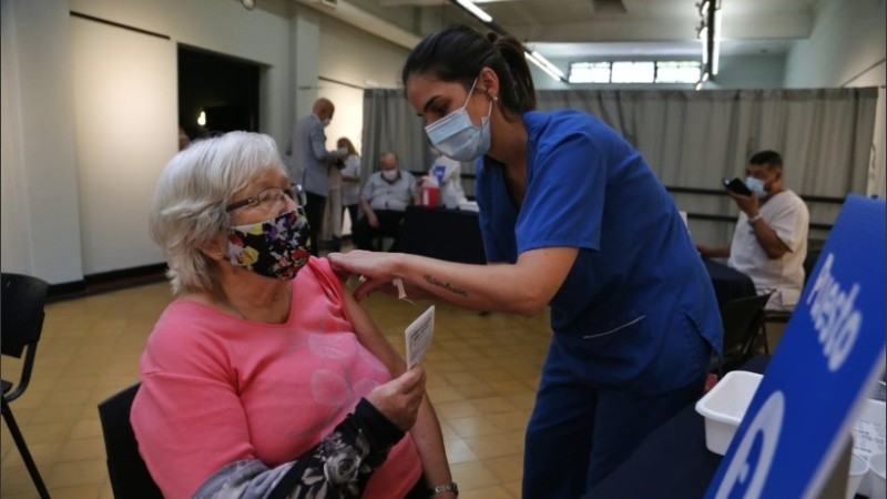 Comenzó la vacunación de los mayores de 80 en el cine Lumiere