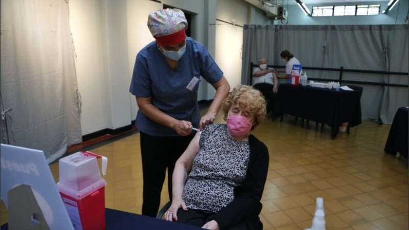 Comenzó la vacunación de los mayores de 80 en el cine Lumiere