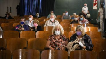 La sala de espera del vacunatorio, con película incluida