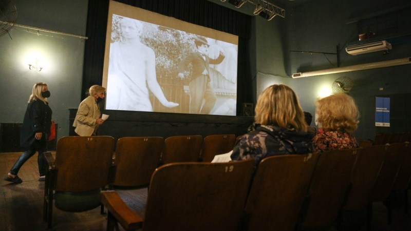 La sala de espera del vacunatorio, con película incluida