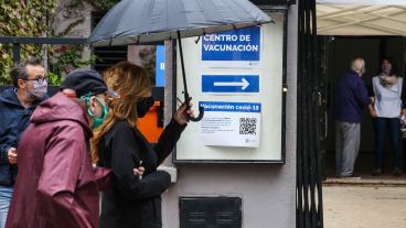 Una jornada inestable que no impidió que los abuelos se vacunen en el cine de zona norte.