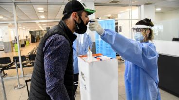 Habrá nuevos controles en los aeropuertos al ingresar al país para evitar el arribo de nuevas cepas de covid.