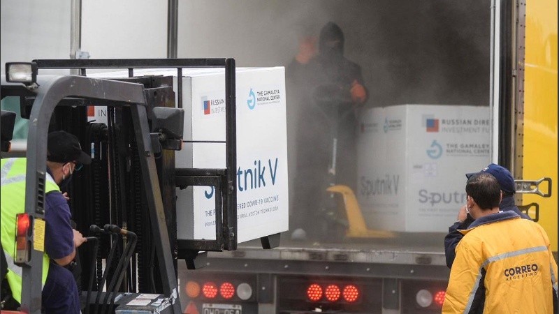 A la llegada de las vacunas rusas hay que sumarles las 218 mil que arribarán por el sistema Covax