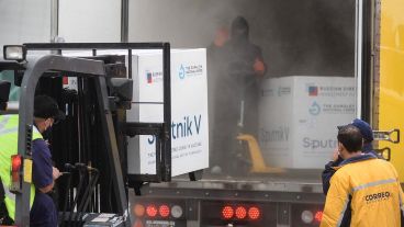 A la llegada de las vacunas rusas hay que sumarles las 218 mil que arribarán por el sistema Covax