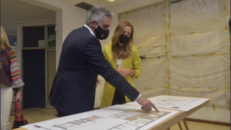El rector de la UNR, Franco Bartolacci, junto con el titular del Consejo Federal de Políticas Sociales, Victoria Tolosa Paz.