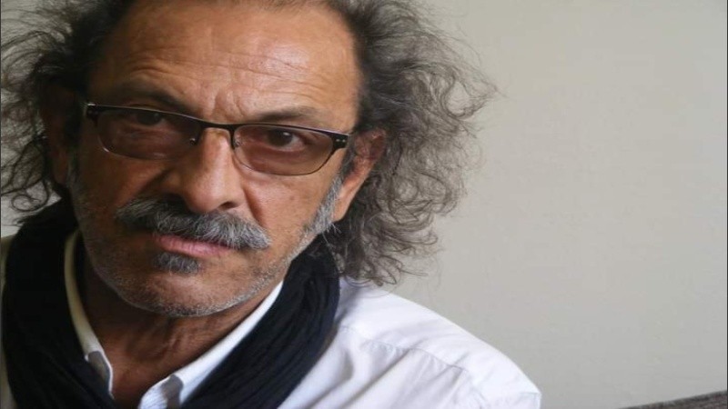 Moyano, que había nacido en Rosario el 14 de julio de 1958, al mismo tiempo y en paralelo a sus participaciones como músico, era también docente en la Escuela Municipal de Música.