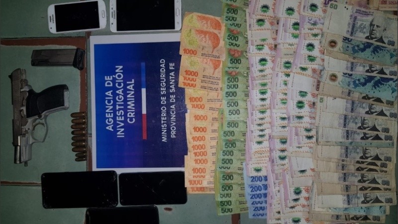 Secuestraron 40 mil pesos en los domicilios allanados.