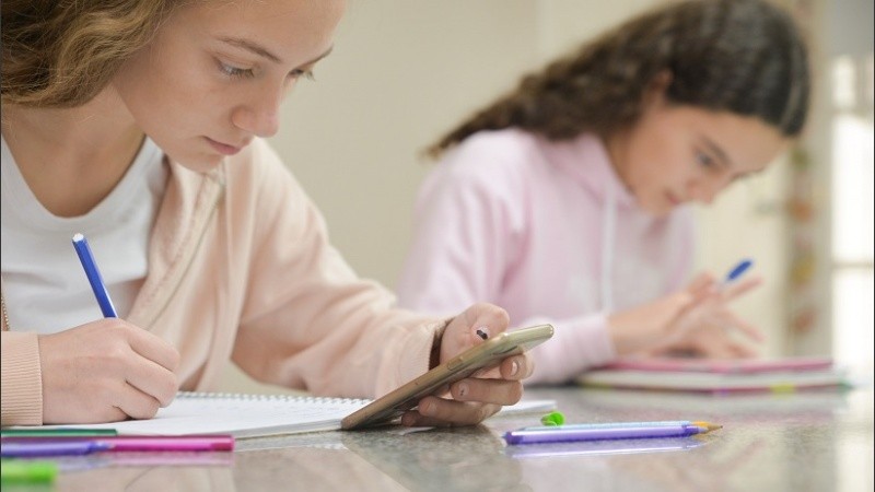 22-07-2020 DGE- j�venes haciendo tarea en casa