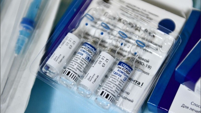 Buscan aumentar la producción de nuevas dosis a medida que se incrementa la demanda de la vacuna rusa. 