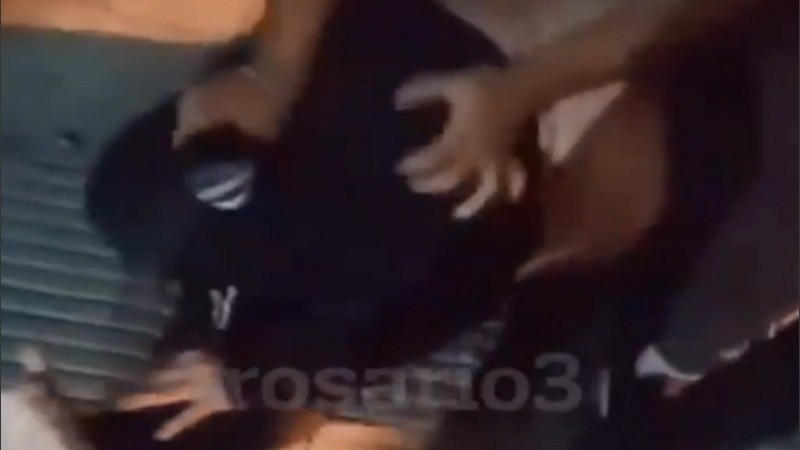 El momento en que el ladrón es reducido por vecinos y transeúntes. 