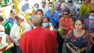 El sacerdote le quitó el barbijo a una mujer por considerar que son una "babosada".