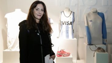 Luciana Aymar posó con la indumentaria que donó para el museo en el que ella es gran protagonista.