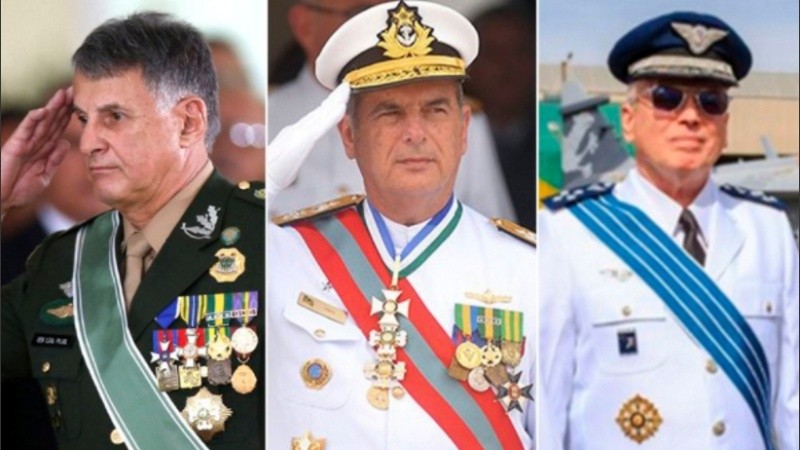 Edson Pujol, Ilques Barbosa Junior y Antonio Carlos Moretti Bermúdez, la cúpula de la Fuerza Armada brasileña que renunció.