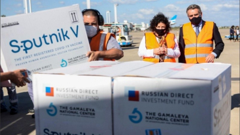 Recibieron el avión la ministra de Salud, Carla Vizzotti, y su par de Defensa, Agustín Rossi.