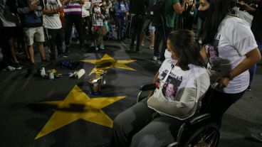 Cintia volvió al lugar del siniestro vial para pedir justicia por la muerte de su hijo y su marido