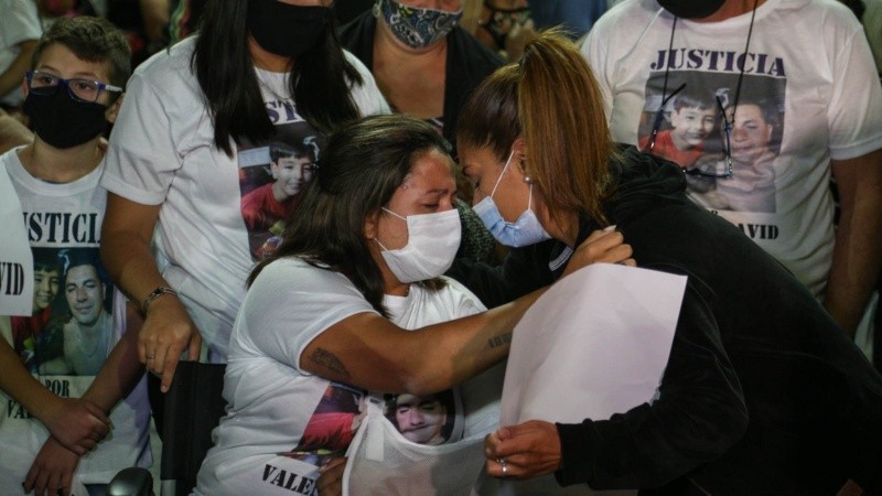 Cintia volvió al lugar del siniestro vial para pedir justicia por la muerte de su hijo y su marido