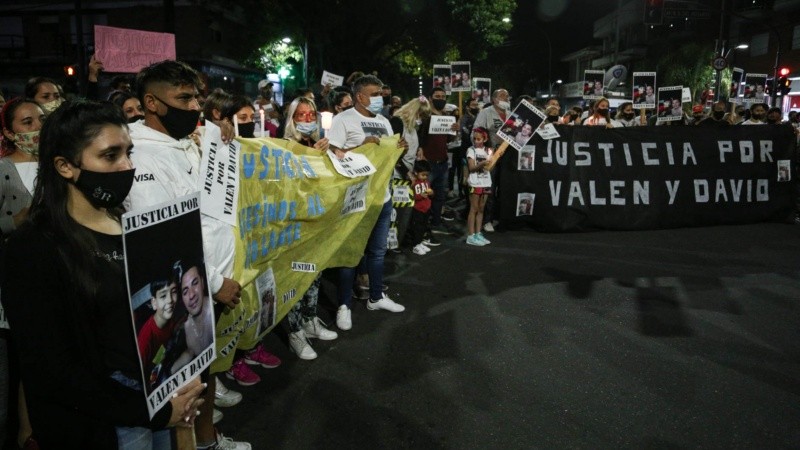 Un centenar de personas, entre familiares, amigos y vecinos se reunió en Ayacucho y Avenida del Rosario.