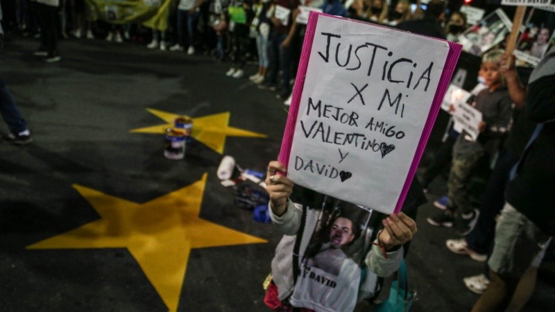 Un centenar de personas, entre familiares, amigos y vecinos se reunió en Ayacucho y Avenida del Rosario.