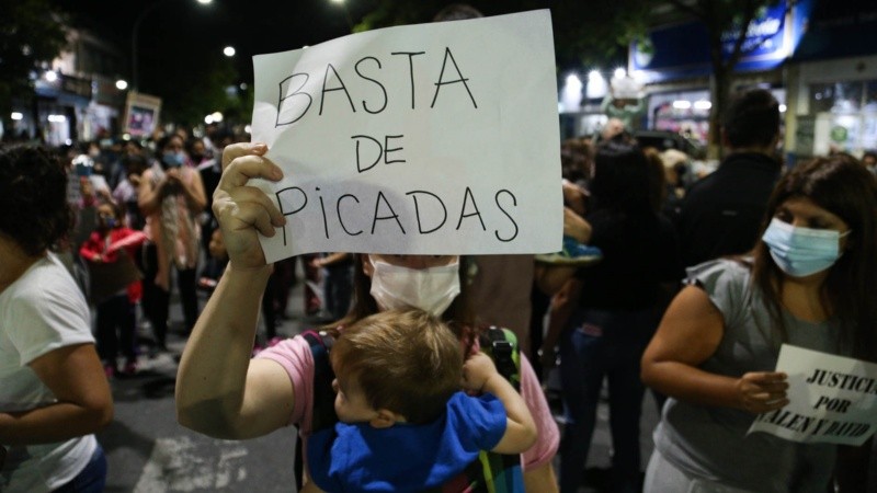 Un centenar de personas, entre familiares, amigos y vecinos se reunió en Ayacucho y Avenida del Rosario.