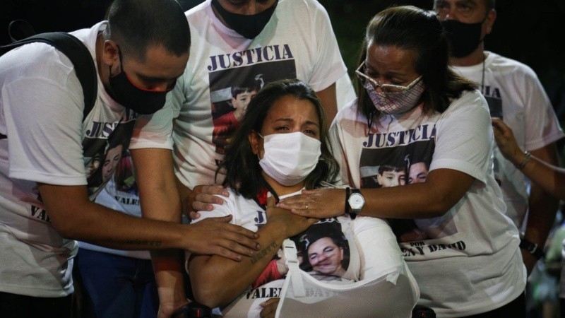 Cintia volvió al lugar del siniestro vial para pedir justicia por la muerte de su hijo y su marido