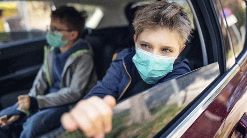 Barbijos obligatorios adentro del auto si no es la misma burbuja.