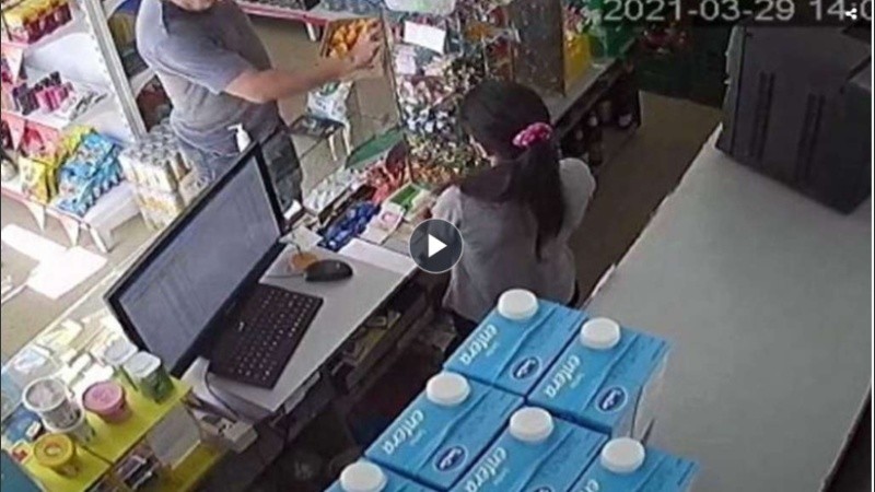 Todo quedó registrado por una cámara de seguridad.