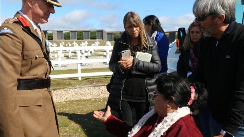 Elma pudo estar, finalmente, frente a la tumba de su hijo Gabino. 