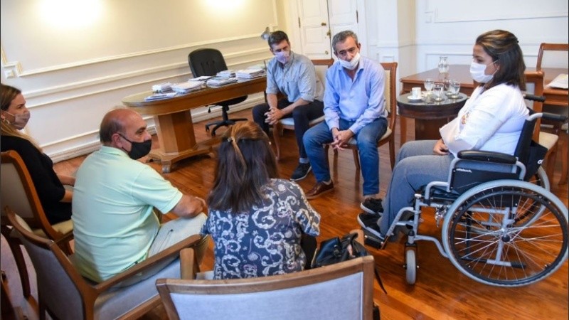 El intendente recibió a la sobreviviente del choque en el que perdió a su hijo y a su marido.