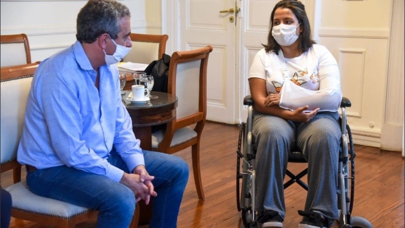 El intendente recibió a la sobreviviente del choque en el que perdió a su hijo y a su marido.