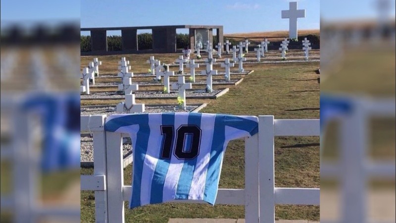 La camiseta de Maradona flameó en el cementerio de Malvinas. 