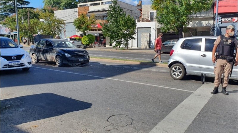 El Corsa que chocó a los otros dos autos resultó el más perjudicado. 