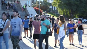 Muchos visitantes en el Monumento: algunos con barbijo, otros sin los cuidados necesarios.