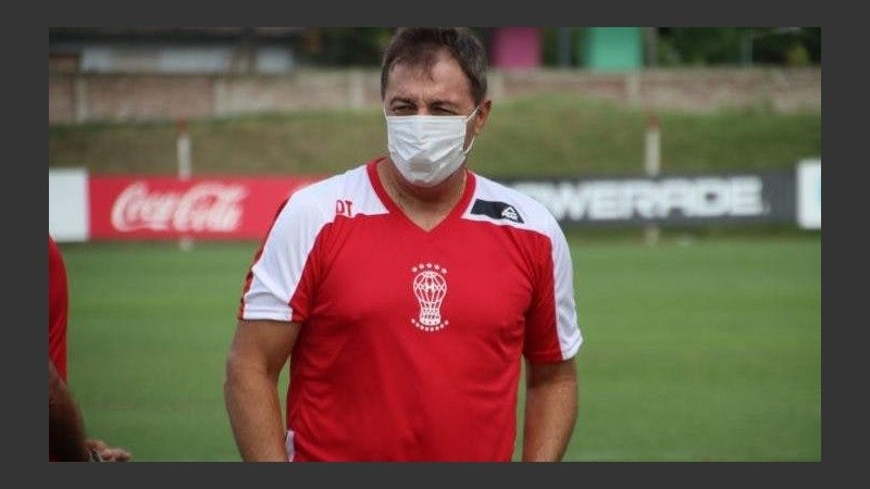 A una semana de su debut en Huracán, el DT deberá aislarse por 10 días.