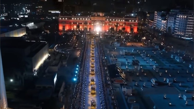 Una imagen aérea del Desfile Dorado de los Faraones.