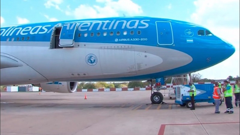 El avión de Aerolíneas Argentinas arribó este domingo.