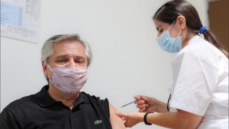 Alberto Fernández recibió las dos dosis correspondientes de la vacuna Sputnik V, formulada con dos adenovirus diferentes.