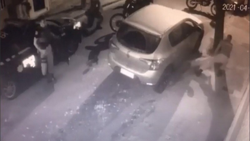 El momento justo en que la Policía saca a la fuerza al sospechoso debajo del coche. 