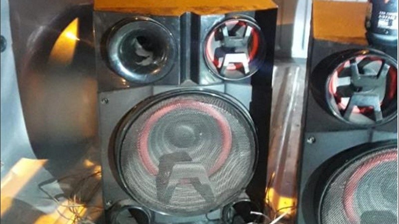 Dos parlantes y un amplificador entre lo secuestrado. 