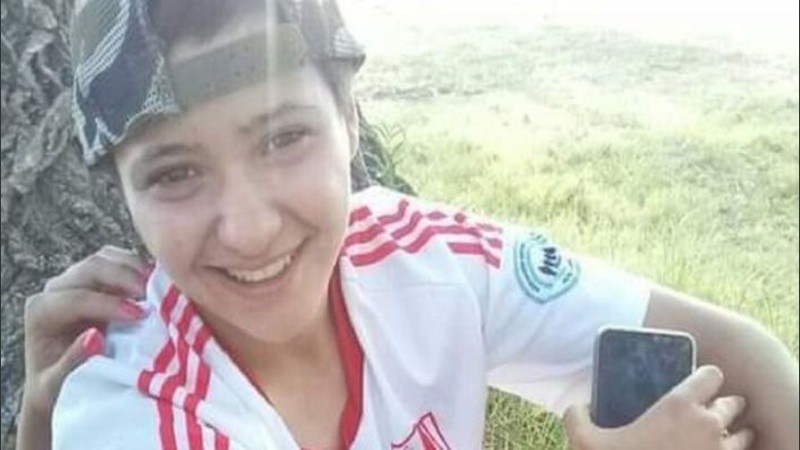 Las fuentes detallaron que en una excavación realizada en la casa del sospechoso se encontró un teléfono incendiado y algunas prendas que podrían pertenecer al joven.