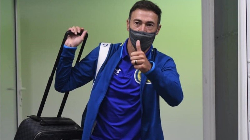 Kily González con pulgar arriba de la dirigencia y el plantel para dirigir ante Banfield. 