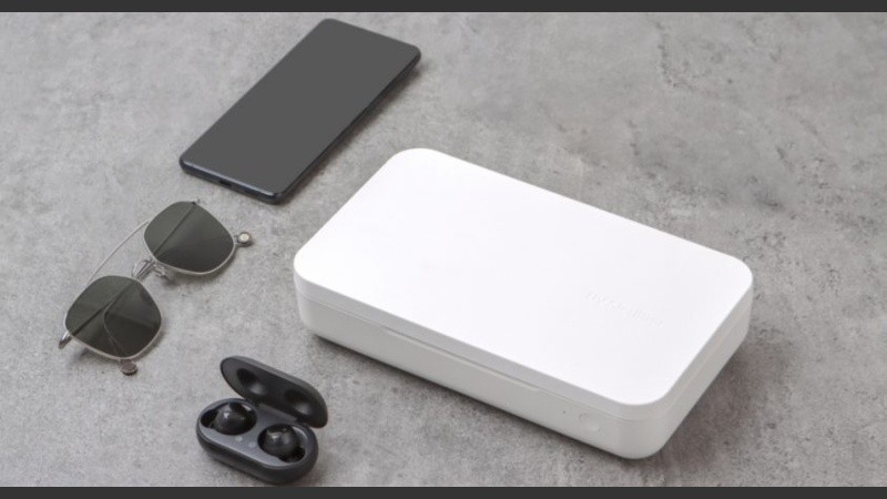 Además de higienizar los productos, el esterilizador posee una función para cargar los dispositivos de carga inalámbrica