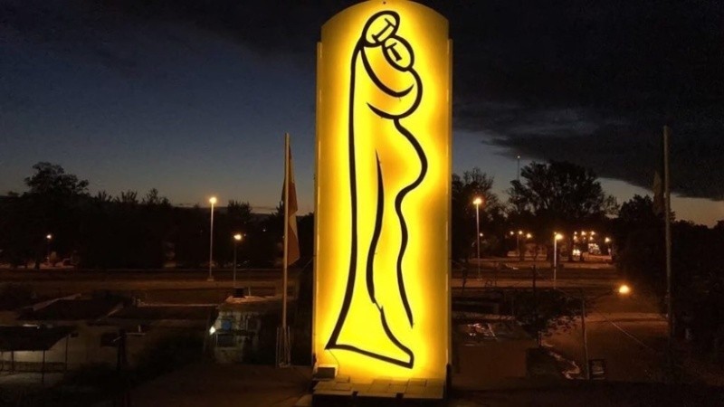 Alejandro Marmo es un artista reconocido que a mediados de los 90 creó el proyecto ‘Arte en las Fábricas’ con la intención de rescatar el rezago industrial de las fábricas desmanteladas del Conurbano bonaerense.