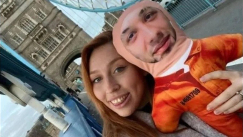 Además ella imprimió una foto de la cara de su amado y se la pegó a un muñeco y se saca fotos en sitios turísticos.