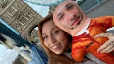 Además ella imprimió una foto de la cara de su amado y se la pegó a un muñeco y se saca fotos en sitios turísticos.