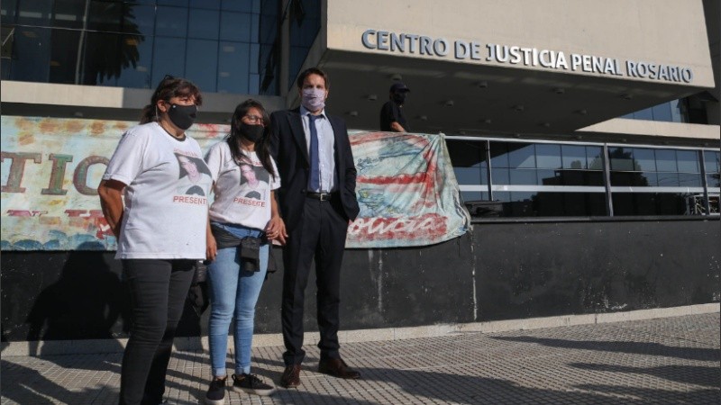 La familia de Jonathan Herrera junto a la querella, en la puerta del Centro de Justicia Penal.