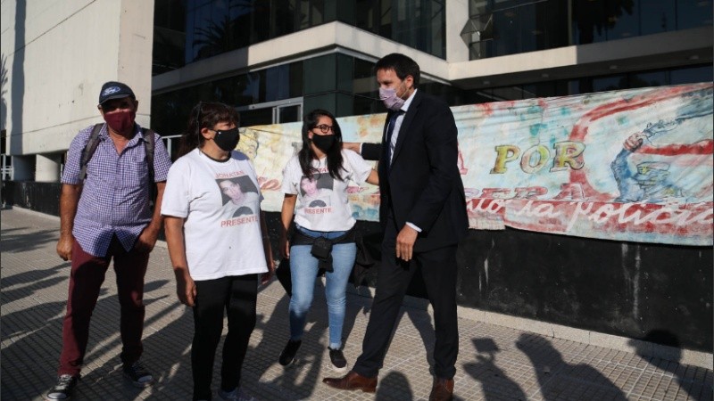 La familia de Jonathan Herrera junto a la querella, en la puerta del Centro de Justicia Penal.
