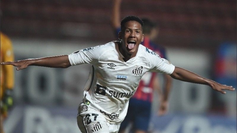 Ángelo hizo historia al convertirse en el más joven en meter un gol a sus 16 años.